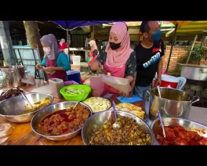 MALAYSIAN STREET FOOD - Nasi Lemak Berlauk in Pantai Dalam, Kuala Lumpur